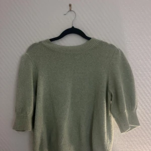 Grön tröja från Vero Moda - Säljer en mysig grön tröja från Vero Moda. Den är perfekt för kyliga dagar med sin mjuka och bekväma passform. Tröjan har trekvartsärmar och en rund halsringning. Perfekt för både vardag och lite finare tillfällen. 💚