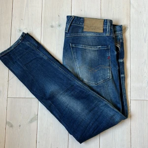 Replay anbass jeans - Tvärfeta jeans från Replay i snygg tvätt. Modell:Anbass Storlek:W33 L32 Färg:Blå Hör av er om eventuella frågor!!