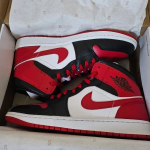 Nike Air Jordan 1 Mid Röd/Svart - Nike Air Jordan 1 Mid i färgerna röd och svart. Snygga och bekväma skor som passar perfekt till vardags.