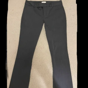 Bootcut CK kostymbyxor - Sjukt fina gråa kostymbyxor ifrån Calvin Klein, knappt använda, endast gång. Passar mig som vanligtvis har S. Säljs pga att jag behöver mer plats i garderoben och då har jag andra kostym byxor!💕💕