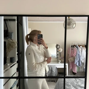 Som helt ny, Moncler cardigan vit - Använt endast ett fåtal gånger, nykemtvättad och precis som ny! Äkta moncler, köpte ny, nypris 10 000 Perfekt vår/höst jacka i storlek S