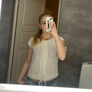 Vit spetsblus  - Jättefin vit spetsblus från Vero Moda i storlek S. Med knytning framtill. Blusen är i mycket bra skick. I första bilden syns en liten fläck men kommer tvätta tröjan innan jag skickar den💕