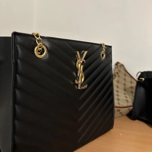 Ysl väska - Säljer min ysl väska som är köpt i Grekland. Den köptes för 60€ och är helt ny. Inte riktigt min stil därför har den inte använts. Kvaliten är väldigt bra och den har inga skador. Pris kan diskuteras ❤️