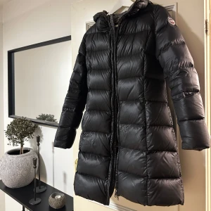 Colmar jacka  - Säljer min älskade jacka från colmar använd ca två vintrar. Gav 6.000 för den. Den är SÅ varm och skön, sitter snyggt och figursytt och har inte en enda defekt mer än lite smink som jag tror går att ta bort vid luvan. Säljer bara för att jag köpt ny