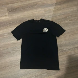 Moncler t -shirt - Väldigt fin Moncler t-shirt. Använd några gånger. Pris går att diskutera.