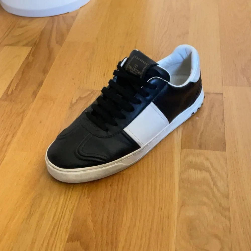 Valentino Flycrew 9,9/10 skick, Size 40-42 EU, ungefär nyskick  Original tillbehör finns  Pris 4099, skicka bud i dm. Skor.