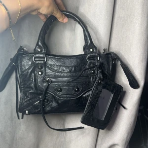 Svart väska city bag liknande  - Svart väska city bag liknande