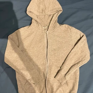 Grå hoodie - Vanlig grå hoodie med dragkedja, storlek 146/152cm, inga fel på den bara för liten för mig, priset kan diskuteras!