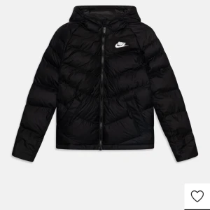 Nike vinterjacka - Till både kille och tjej. Den ör i bra skick och har använts i 2 månader.BARN STORLEK. Ny pris 1400