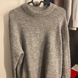 Stickad tröja  - Jag säljer denna stickade tröjan då jag inte använder den längre, pris kan diskuteras 