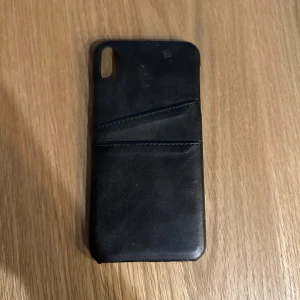 Svart mobilskal - Svart mobilskal. Skalet har en slimmad design med plats för kort på baksidan. För Iphone XS Max