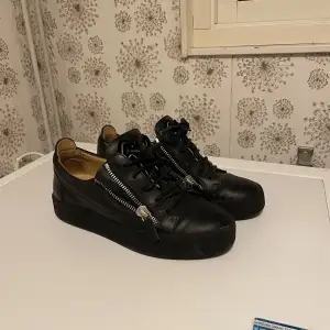 Säljer dessa giuseppe zanotti skor, riktigt bra skick, köptes för 3000 kr, storlek 41, hör av om det är något mer