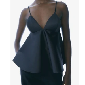 Festtopp - Säljer denna snygga topp från H&M som är slutsåld. Den är endast testad och har prislappen kvar!