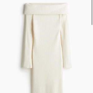 Lång stickad off shoulder klänning - Säljer helt ny klänning från hm 
