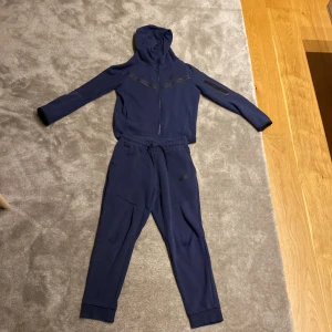 Nike tech ( Blå) 147-158 strl - Perfekt form utan tvekan, 10/10 är ej sönder eller trasig