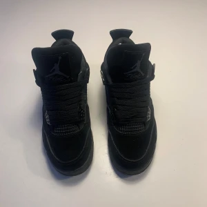 Black cat Jordan 4 - Säljer fräscha jordan 4 black cats. Skorna har nu blivit för småa och säljer pågrund av det. Skorna är väl använda men ser riktigt fräscha ut och inga synliga skador då jag har använt dom försiktigt. Storlek 40/41 Pris 900 men kan diskuteras.😄 Skadad låda finns.