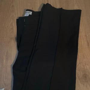 Kostymbyxor  - Jättefina kostymbyxor från Madlady!! Storlek EU34, L30.   Helt nya, endast testade😍 Köpte dom för ungefär 650kr. 