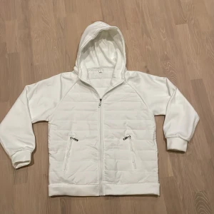 Cardigan  - En vit cardign som är i storlek s men funkar till xs. Den är aldrig använd för att den var för liten 