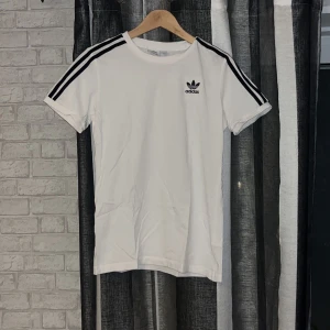 Adidas T-shirt - Oversized adidas t-shirt för både killar och tjejer. Helt nytt skick inga skador ser helt ny ut. Köpt på adidas butiken
