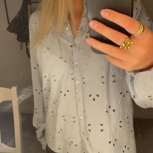 Fin topp/blus - En fin blå topp/blus från vero Moda🩵aldrig använd så mycket bra skick! Köpte för 450 men säljer billigare pga att den inte kommer till användning 