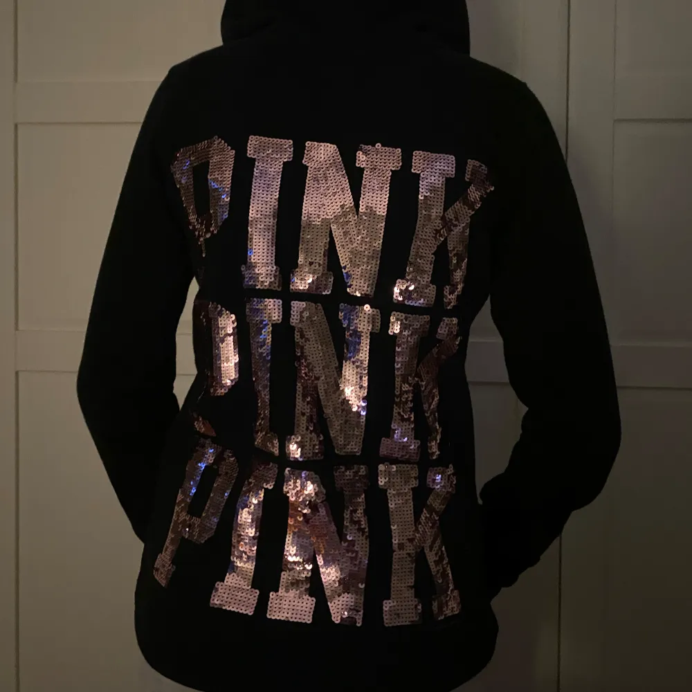 VS pink hoodie i jättefin passform. Jättebra skick!. Hoodies.