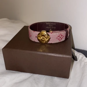 Louis Vuitton Armband  - Säljer min mors gamla armband eftersom hon aldrig använder det. Det är köpt för länge sedan och finns därför inte längre på hemsida eller butik. Gamla boxen tillkommer.   OBS diametern på armbandet är 6 cm 