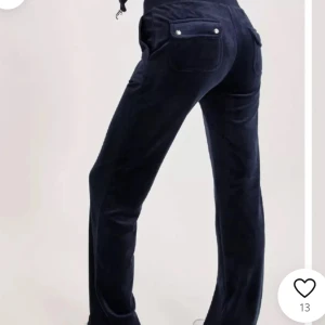 Fina mörkblå juicy byxor - dom är använda ett par gånger sitter jätte skönt