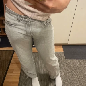 Lågmidjade jeans - Lågmidjade ljusgråa straight jeans från Gina!!<3 Är 164 cm Tryck gärna på köp nu knappen!!💕