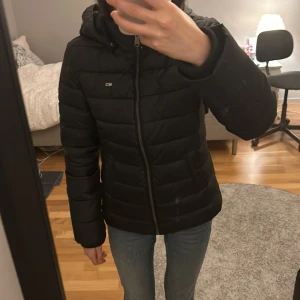 Vinterjacka - Vinterjacka från Tommy Hilfiger använd under vintern förra året men är i väldigt bra skick🤩 Luvan går att ta bort