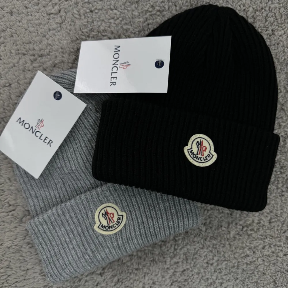 Nya mjuka och varma Moncler hattar, det finns två färger svart och grå, med taggar och originalförpackning. . Accessoarer.