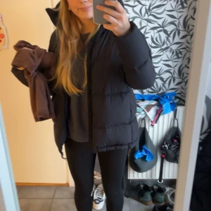Svart pufferjacka - Säljer en as snygg svart peak performance jacka. Den passar till allt och är jätte varm till vintern både skidor och vanliga dagar💗💗Pris går att diskutera!!
