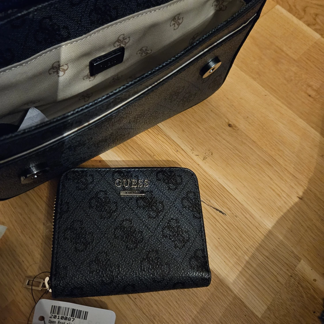 Svart handväska och plånbok från Guess - 91