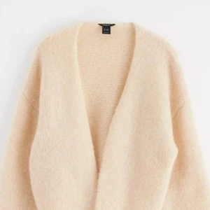 Beige stickad kofta - Mysig beige stickad kofta i damstorlek xs/s. Perfekt för höst- och vinterdagar. Den är öppen utan knappar. Superbekväm och varm! Som ny💖