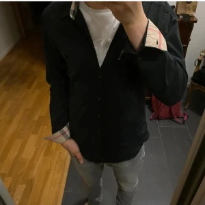 Burberry skjorta - Äkta Burberry skjorta i stolek M. Riktigt bra skick, inga skador eller defekter.
