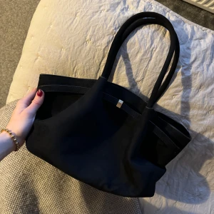 svart suede/mocca väska - säljer världens finaste svarta suede/mocca väska som går att ställa in lite hur man vill om man vill ha den bredare eller smalare🩶