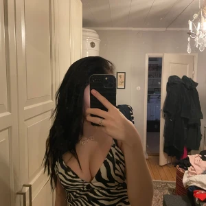 Zebramönstrad topp från Amisu - Säljer en snygg zebramönstrad topp från Amisu i storlek M. Toppen är stilren och har en tight passform som framhäver figuren. Perfekt för en utekväll eller fest! 🖤🤍