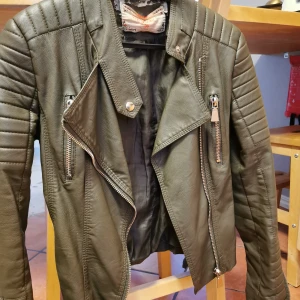 Skinnjacka Chiquelle - Välanvänd grön kort skinnjacka