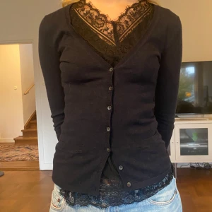 Kofta Tommy Hilfiger - Söt marinblå kofta från Tommy Hilfiger i ull och bomulls blandning💫 Storlek XS och lite kort i ärmarna på modellen som är 178 som ni kan se på andra bilden.