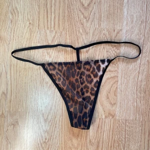 Stringtrosa leopard - Stringtrosor i leopardmönster, lätt genomskinliga. Använda men inom skick 🥰 Storlek xs men passar också s då de är stretchiga 