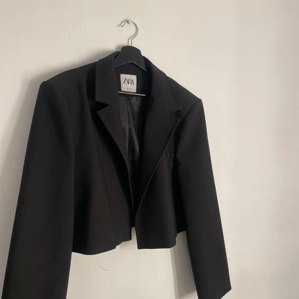 Använt en gång tidigare så relativt ny. Kommer inte till användning längre :) Storlek xl för att få en oversize look. . Puvut & Bleiserit.