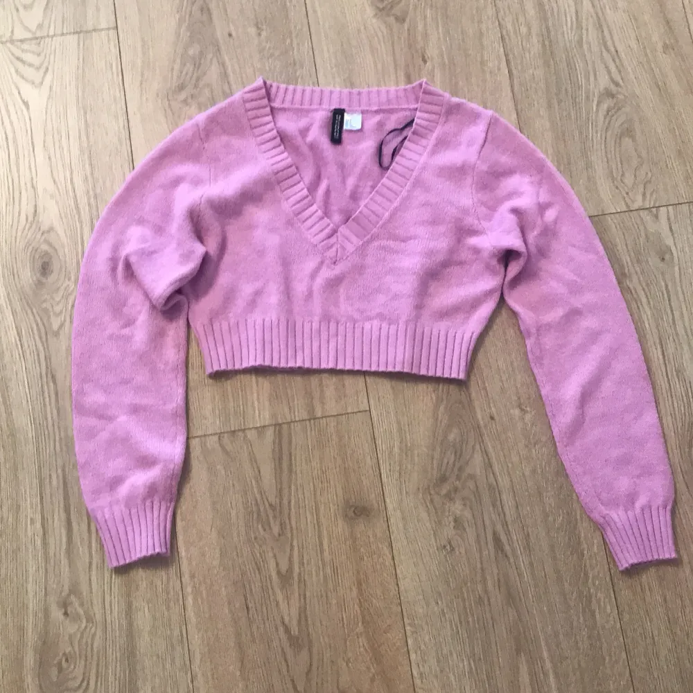 Säljer en superfin rosa croppad tröja från H&M Divided. Den har en snygg v-ringning och långa ärmar. Perfekt för vår och sommar! Tröjan är i mycket bra skick och gjord av mjukt material som känns skönt mot huden. Passar perfekt till både jeans och kjol! 🌸. Tröjor & Koftor.