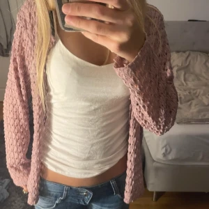 Rosa stickad kofta - rosa kofta