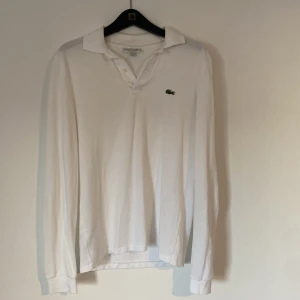 Lacoste piké  - Lacoste långärmad piké, enormt bra skick. Storlek S passar 175-185. Tveka inte på att höra av dig om mer frågor eller bilder!😁