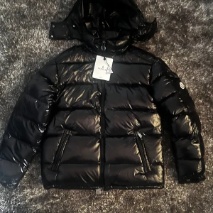 Moncler Maya  - En helt oanvänd moncler Maya i Storlek 4, skulle säga att den sitter som en large.   Säljer pågrund av att den är för liten för mig.