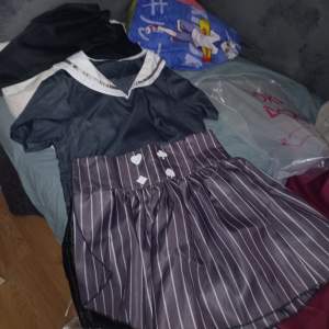 The previous owner still havent given me the rest of the cosplay so only the skirt, shirt and jacket comes with! It's a size M and the zipper is a bit broken..