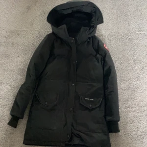  canada goose expedition parka  - Skicket är 7/10 men bandet runt midjan är borttaget så den är mindre tajt runt midjan. Pris kan diskuteras!!💯👍