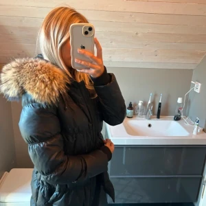 Hollies jacka  - Jacka ifrån Hollies med fin pälskrage, inne fickorna trasiga och innerrtyg på armen