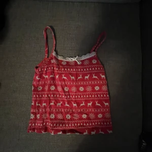 Jul sett från ginatricot - Har du inget att ha på jul? I got you! Funkar som pyjamas och vanliga kläder❤️🥰Säljer ett supergulligt rött jul sett från Gina Tricot med vita renar och snöflingor. Perfekt för julen! Det har smala axelband och en söt liten rosett framtill. Linnet är gjort i mjukt material och är riktigt bekvämt att ha på sig. Passar perfekt för mysiga vinterkvällar! 🎄!stor storlek❗️om man vill kan man köpa en del för 60kr men hela settet för 100kr! Priset kan absolut diskuteras!