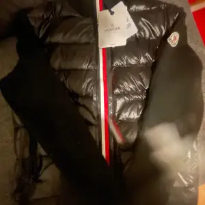 Hej! Säljer nu min moncler cardigan.  Den är i perfekt skick och har nästa aldrig använts.  Denna modell är en av de mer unika , vilket gör den extra eftertraktad. Pris kan diskuteras vid seriöst intresse. Hör gärna av dig för fle