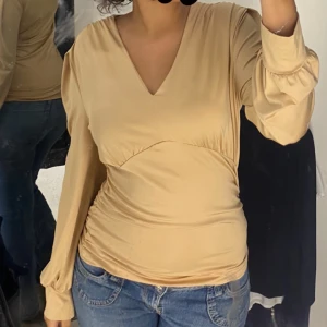 Blus - Beige blus i storlek M köpt på Gina i för något år sedan. Använd ett fåtal gånger. Skriv om ni har frågor!🙏🏽🤎